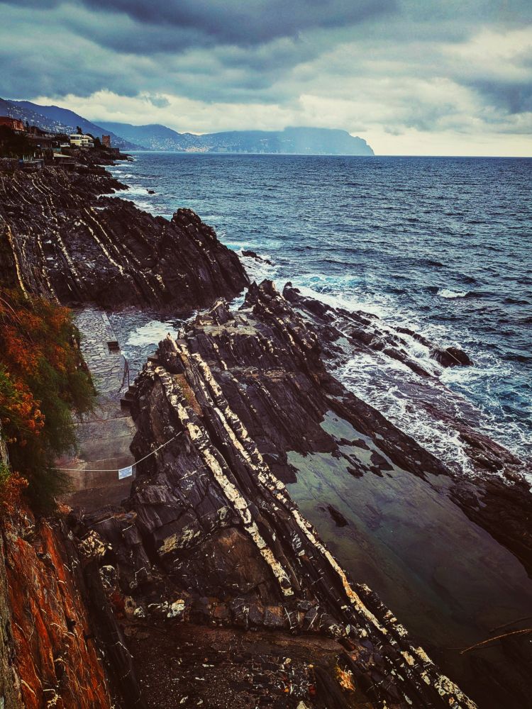 Küstenline mit stark gefaltete und geschiefertem Felsgestein