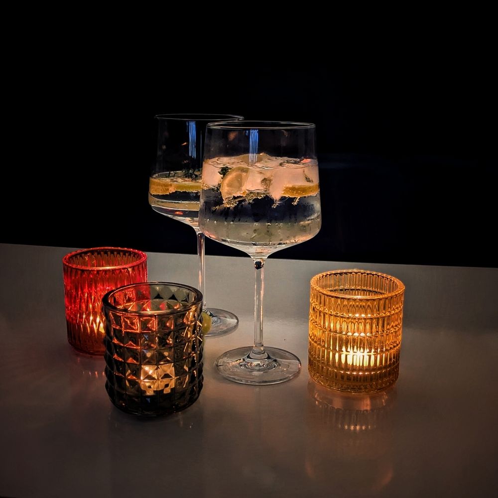 Schnaps in unnötig schicken Gläsern und Kerzen