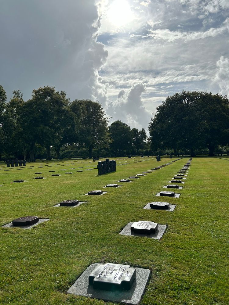 Soldatenfriedhof für die gefallenen deutschen Soldaten, lauter Kreuze liegen in langen Reihen.