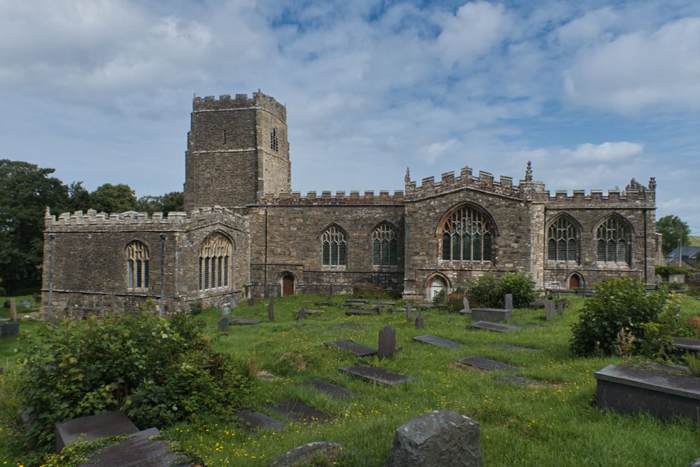 The fifteenth/sixteenth-century Eglwys Beuno Sant or St Beuno's Church in Clynnog Fawr, Gwynedd, with surrounding graveyard.