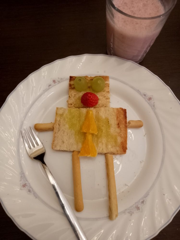 Desayuno de pan tostado, palitos de rosqui, naranja, fresa y uva. Forma un robot donde las uvas son los ojos, la fresa la boca y la naranja los botones. Lo demás es el cuerpo.

Además, hay un batido de fresas.