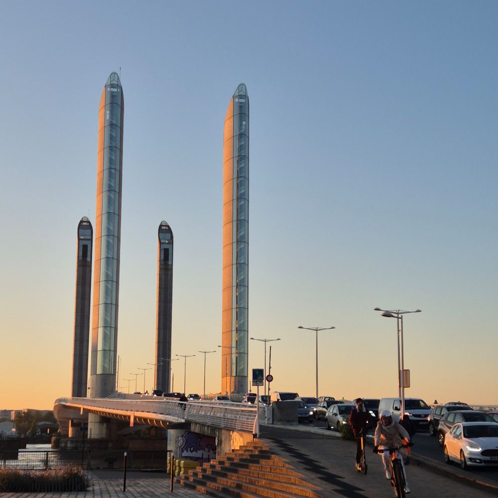 Le pont Chaban-Delmas à Bordeaux dans les lueurs du soleil matinal
