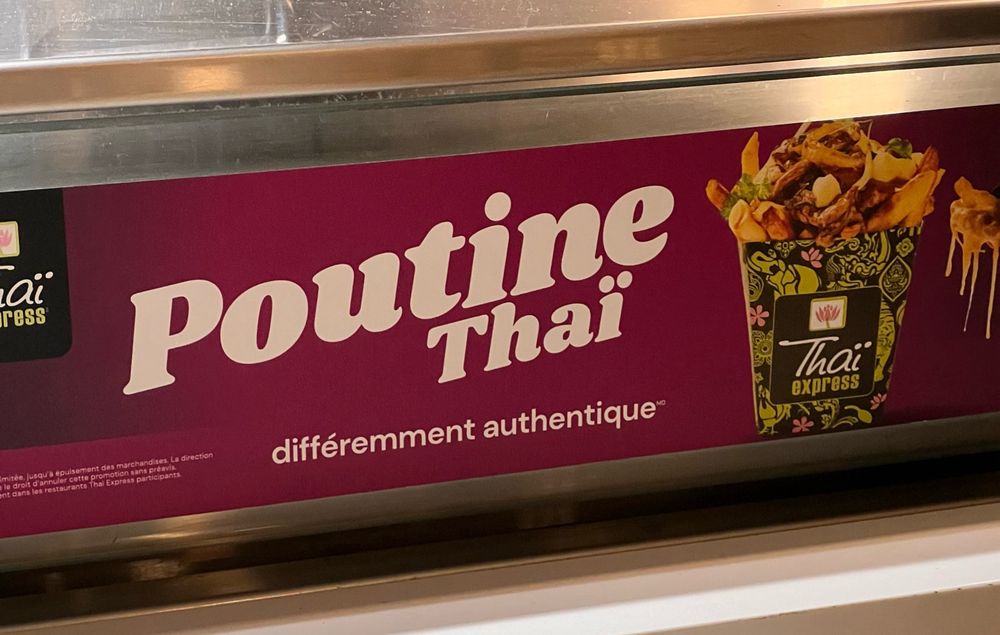 Pub d’un restaurant à Montréal qui propose une poutine Thaï 