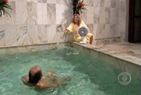 cena da novela 'senhora do destino' em que mostra a personagem nazaré tedesco jogando um ventilador eletronico em uma banheira para matar o taxista que a chantageava. 