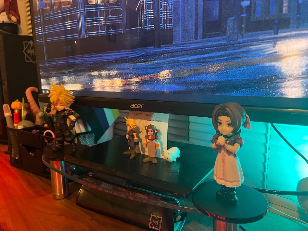 Abi’s desk featuring a couple different FFVII figures of Cloud and Aerith 💙