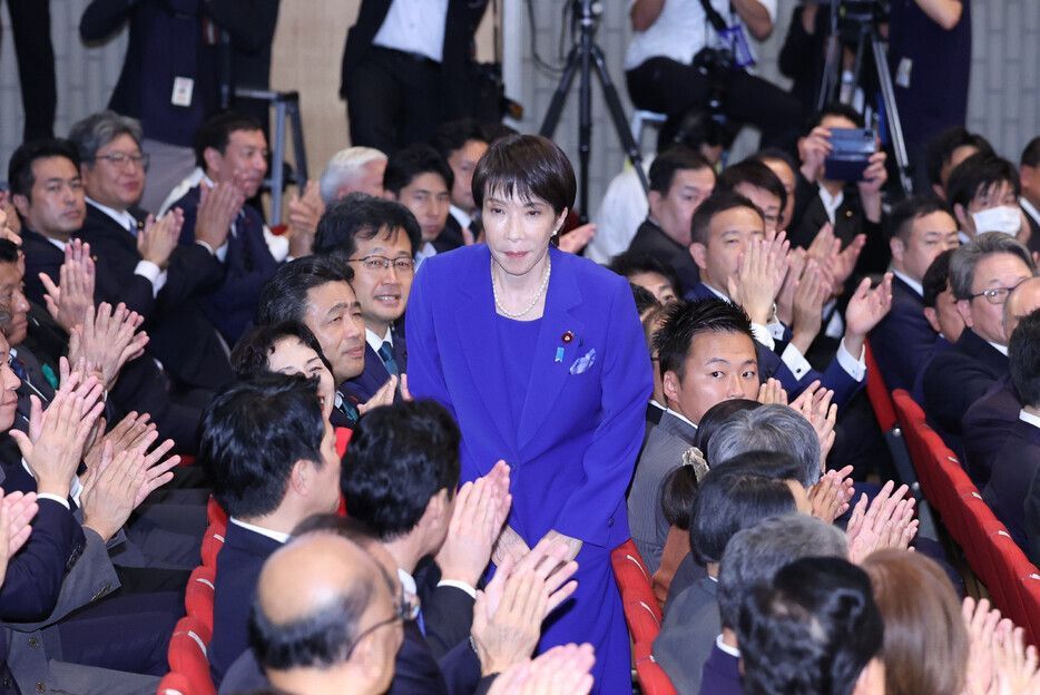 Photograph: 自民党の新総裁に選出された高市早苗前経済安全保障担当相（中央）＝４日午後、東京・永田町.
Photographer: Jiji Press.
Link: <https://news.yahoo.co.jp/articles/a89cd8009a7ea729b8ab27a092f0963d58b52128/images/000>.