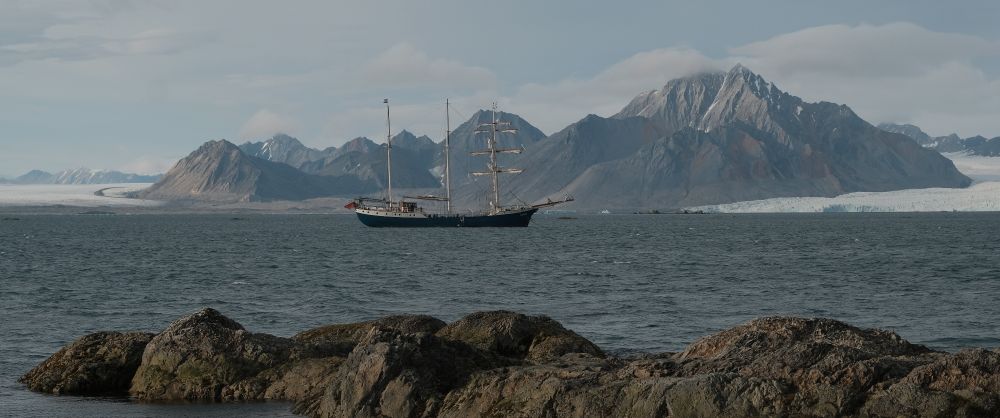 Saling ship in front of mountain an glaciers
