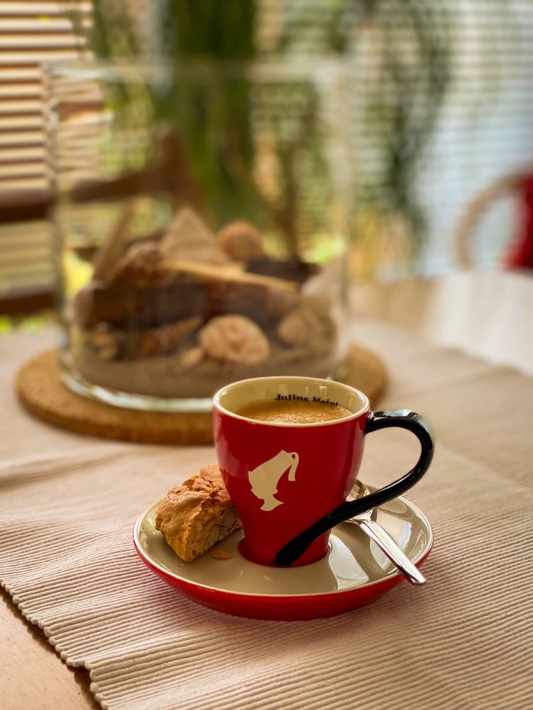 Espresso mit einem Cantuccini in einer Julius Meinl Tasse.
