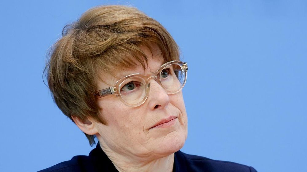 Die finanzielle Lage der Sozialversicherungen ist angespannt: Die Wirtschaftsweise Grimm fordert, "mehr Ehrlichkeit" darüber, was noch leistbar ist und was nicht. Sie hält Leistungskürzungen in der Zu...