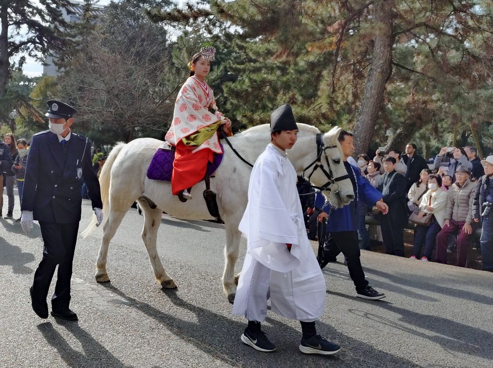 春日若宮おん祭・お渡り式
騎馬で進む、辰市神子/八嶋神子/郷神子/奈良神子のいずれかの役の女性