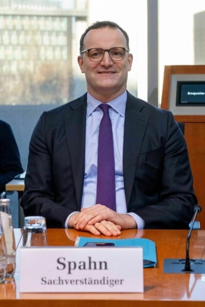 Bild von Jens Spahn, der an einem Tisch sitzt, vor ihm sein Namensschild mit dem Untertitel Sachverständiger