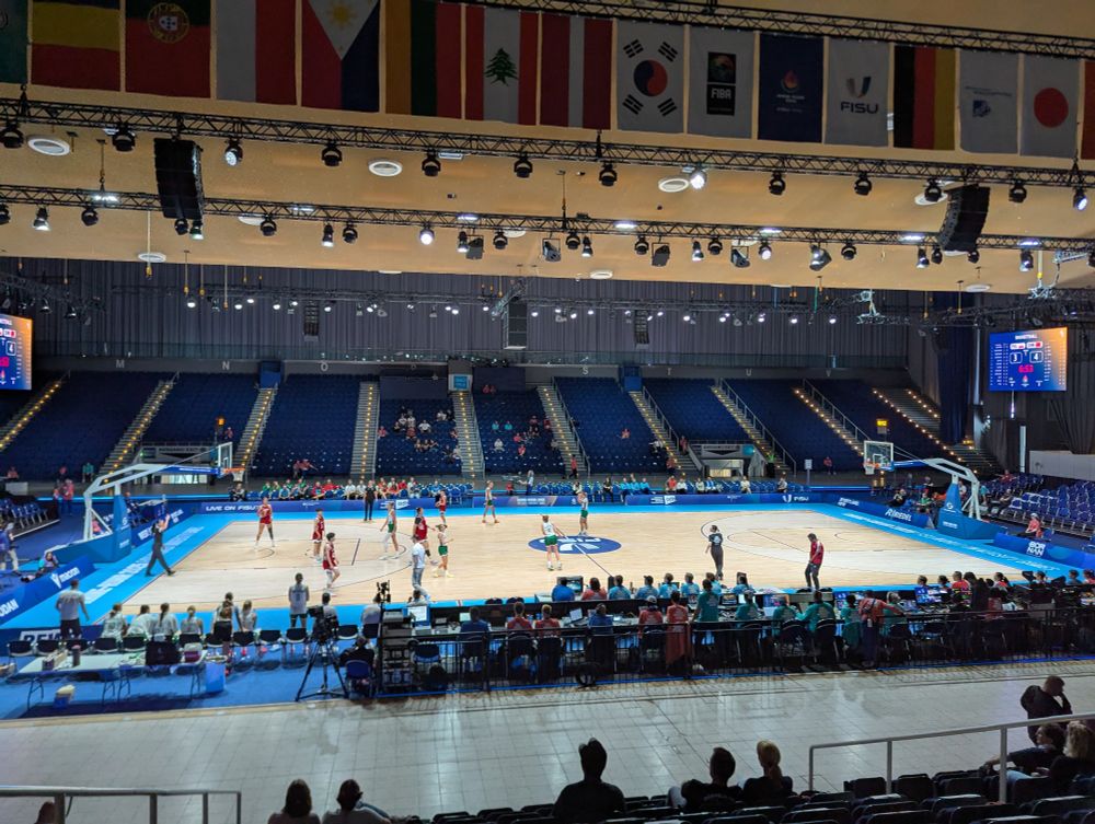 Foto aus der Grugahalle mit Blick aufs Spielfeld. Die Zuschauerränge sind ziemlich leer.