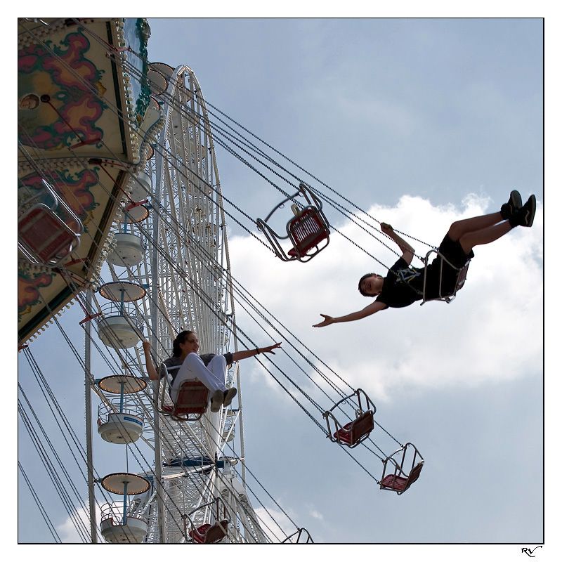 Deux adolescents sur un manège