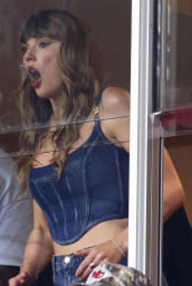 Taylor Swift at a Kansas City Chiefs game, in a Denim corset and Denim shorts, looking SHOCKED ♡