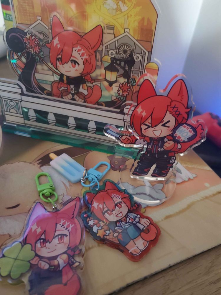 So much chibi Raha. SO MUCH! Two keychains and two standees. All of them Scion Raha. One has him cutely holding a four leaf clover. Another has him holding the ice cream cone while dressed in his summer outfit. Another has him wearing clothing from Solution Nine while cheering on the WoL. And another has him on the gondola!!! All of it is amazing. I love all of it!