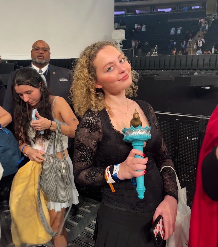 msg n5 sabrina juno position was statue of liberty. she threw the object into the crowd and i knew the guy who caught it so post show he let me hold it and take a picture with it!