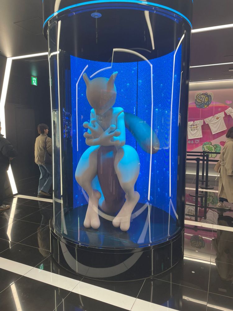Photo de Mewtwo dans une cuve, au Pokemon Center de Tokyo