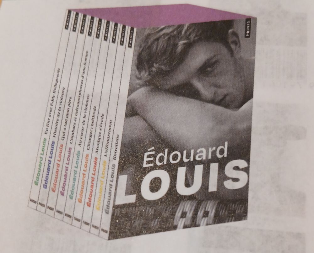 Coffret réunissant les livres d’Édouard Louis avec une photo n&b montrant l’auteur la tête posée contre ses bras croisés 