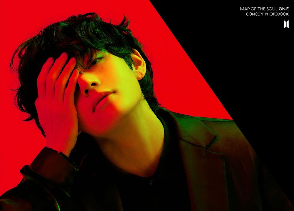 Taehyung in a pic to match Yoongi tonight - black and red background, Tae in all black, Taehung covering one eye, my ultimate fave black hair style - MOTS ON:E Taehyung was just absolutely DIVINE.