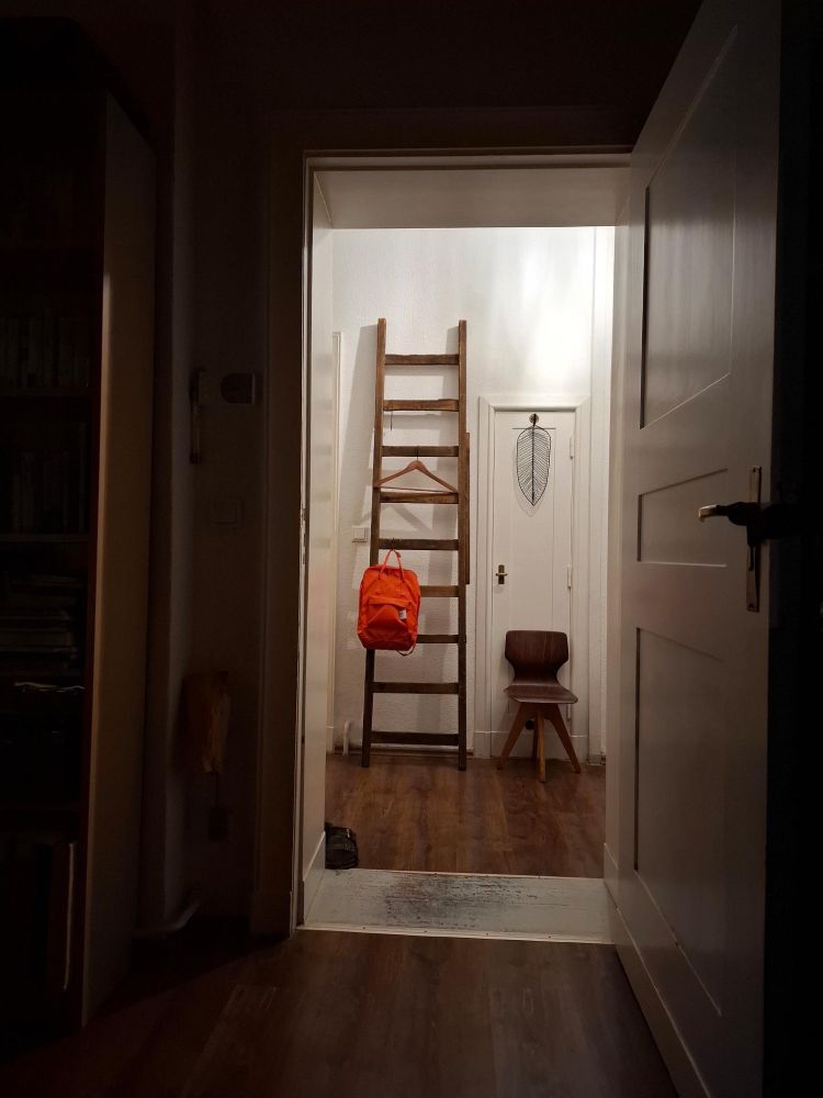 暗い部屋から廊下のハシゴを記念撮影。オレンジのは娘のリュック。小さなビンテージの学校椅子が傍にある。