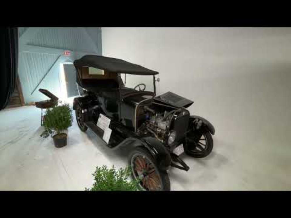 1923 Durant Star Car & my 1923 Victor Victrola portable record player at Viva La Leaside 2025