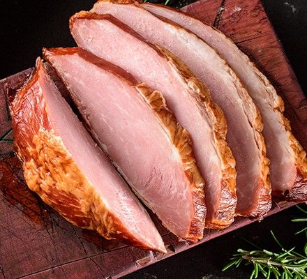 Un délicieux jambon braisé coupé en tranches