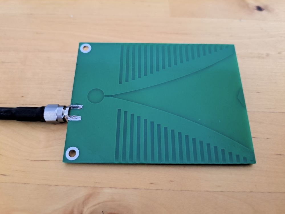 Vivaldi antenna on FR4 PCB with corrugations and director.