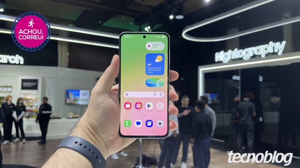 Foto de Galaxy A56 na tela inicial, com ícones de apps e widgets