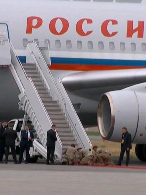 US Military rolls out the red carpet treatment for Vladmir Putin as he arrives in Alaska. 