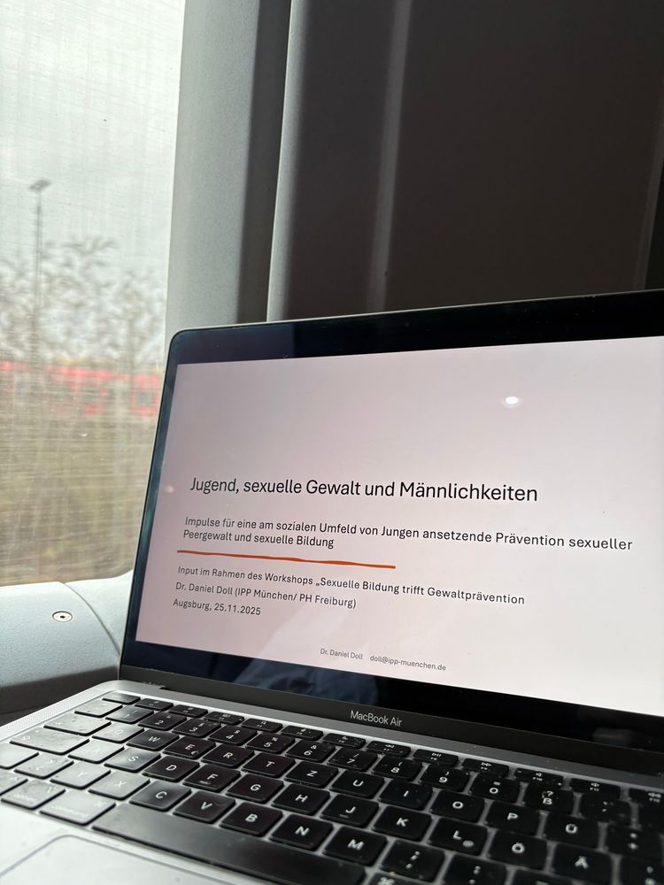 Foto der ersten Folie des Vortrags, im Hintergrund ein Zug 