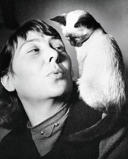 Esa Keetman with a siamese kitten on her shoulder by Toni Schneiders (1951)