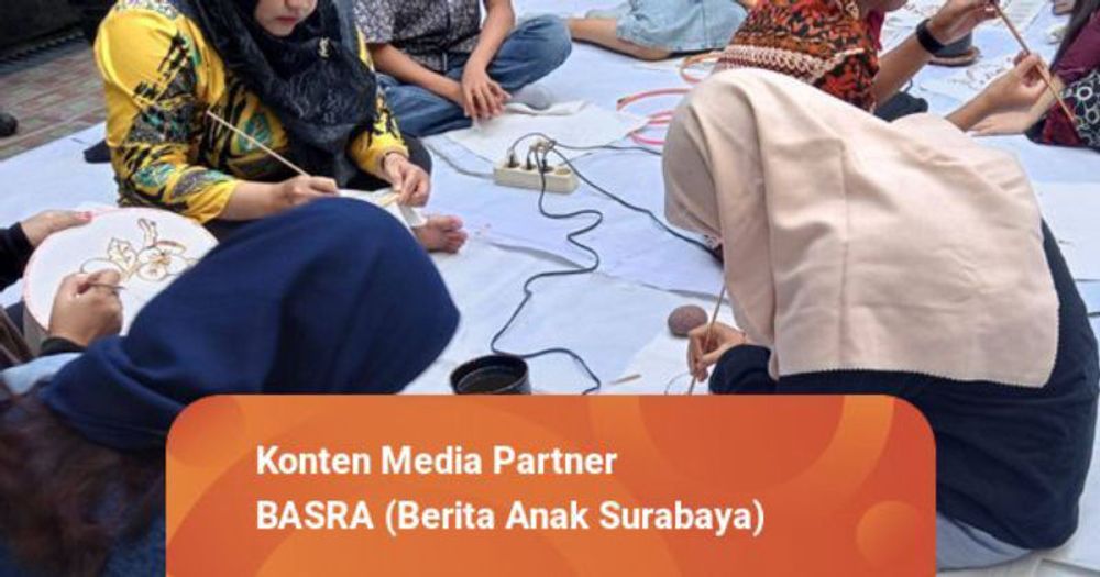 Keseruan Anak-anak Disabilitas di Surabaya Membatik di Kain Sprei Bekas