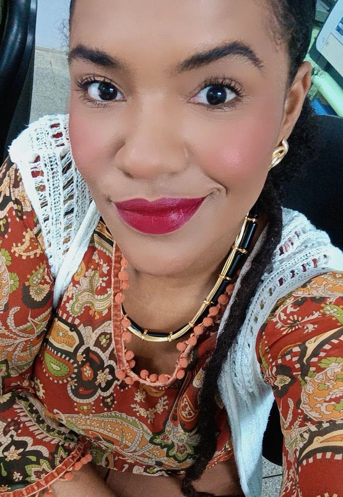 Foto minha de blusa marrom estampada colete de crochê Branco batom vinho cabelo amarrado