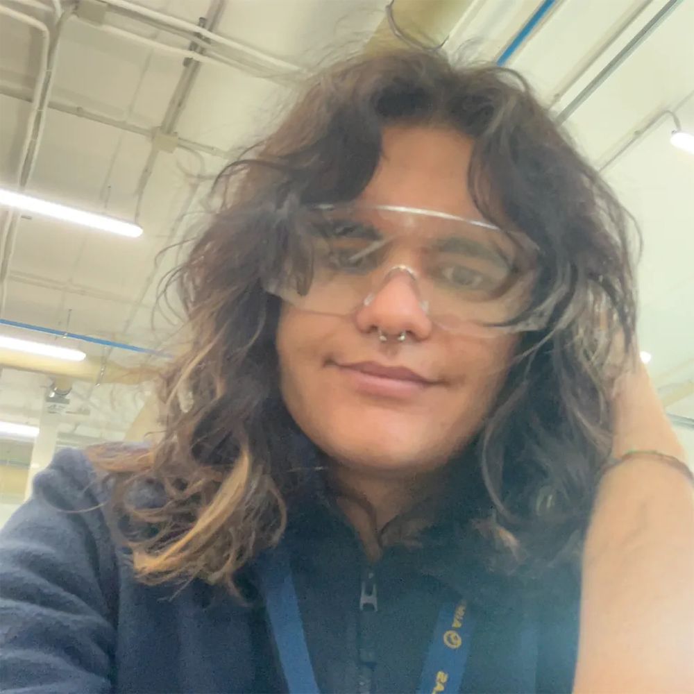 Salgo yo con gafas de lab y corte de pelo nuevo 