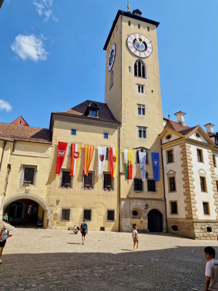Das mittelalterliche Rathaus, mit Uhrturm und verschiedenen Flaggen. 