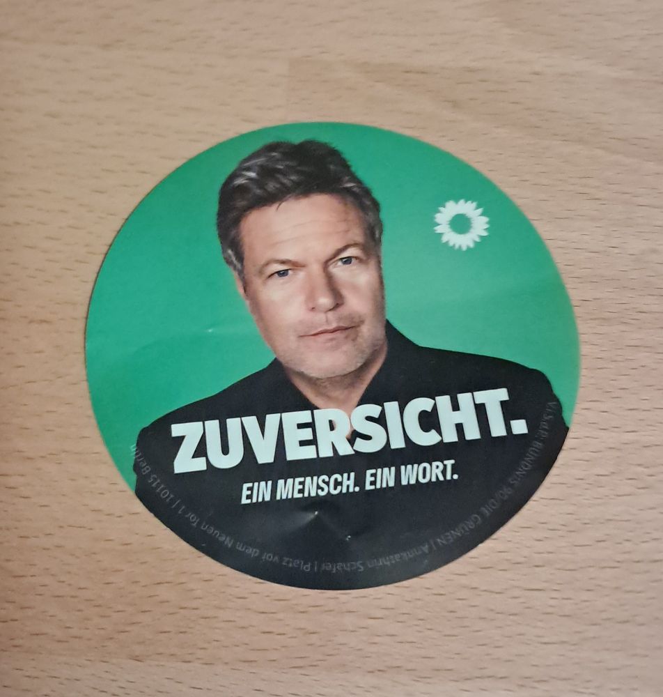 Wahlwerbungssticker der Partei Die Grünen mit einemBild von Robert Habeck und dem Schriftzug "Zuversicht"