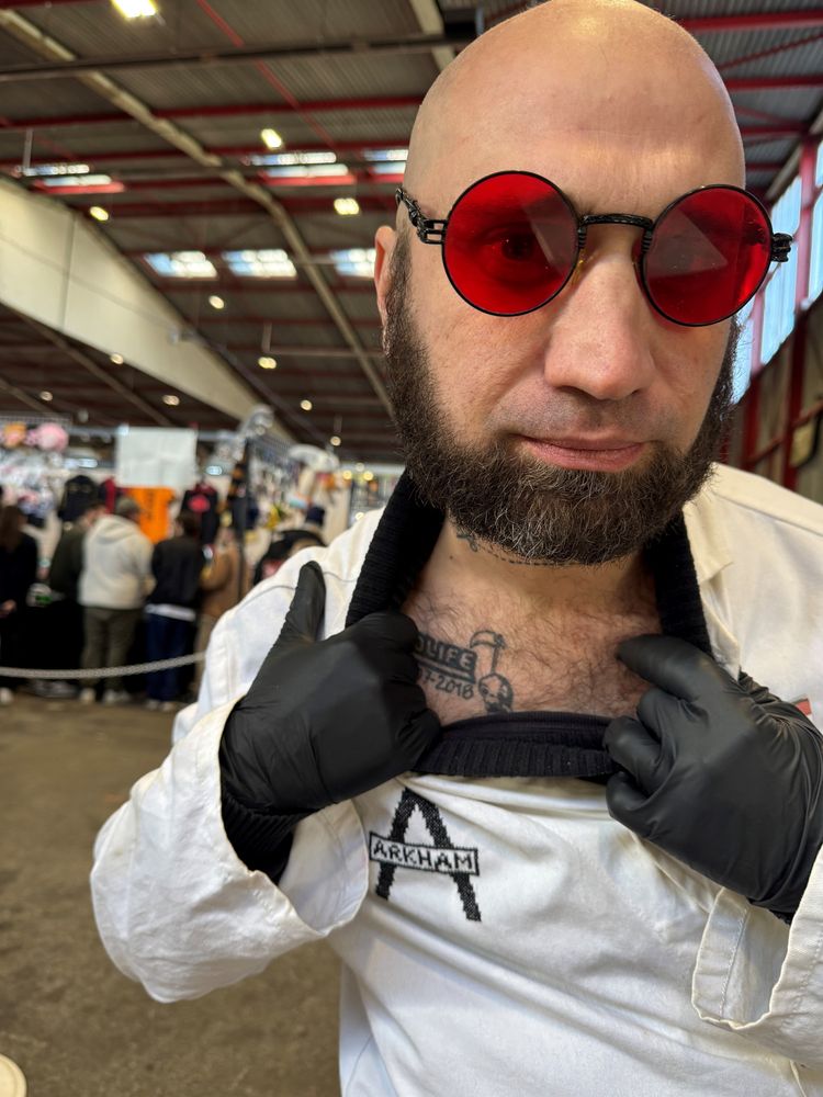 Un homme dévoile son tatouage "Nolife 2007-2018", avec la Petite Mort, sur sa poitrine.