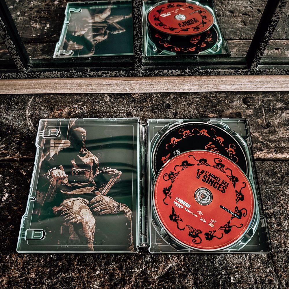 Intérieur du steelbook 4K de « L’Armée des 12 Singes » avec ses 2 galettes