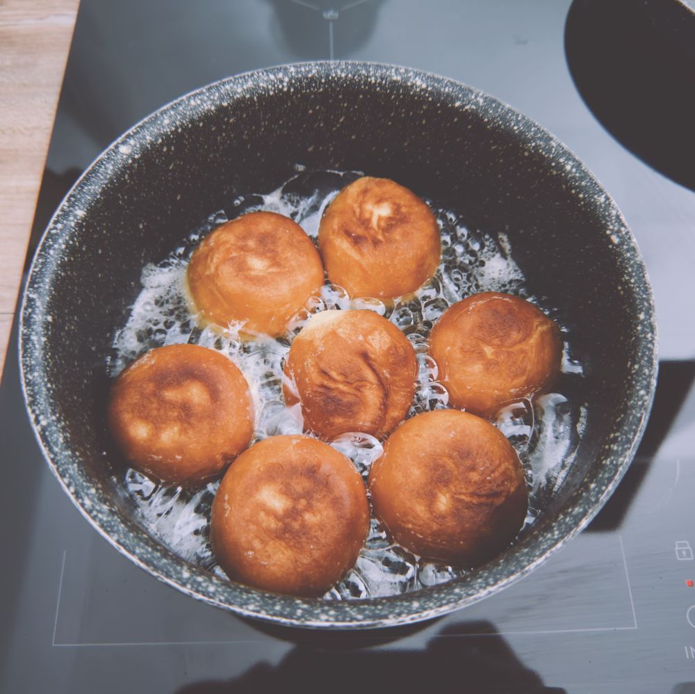 Friture des mofo baolina dans une casserole 