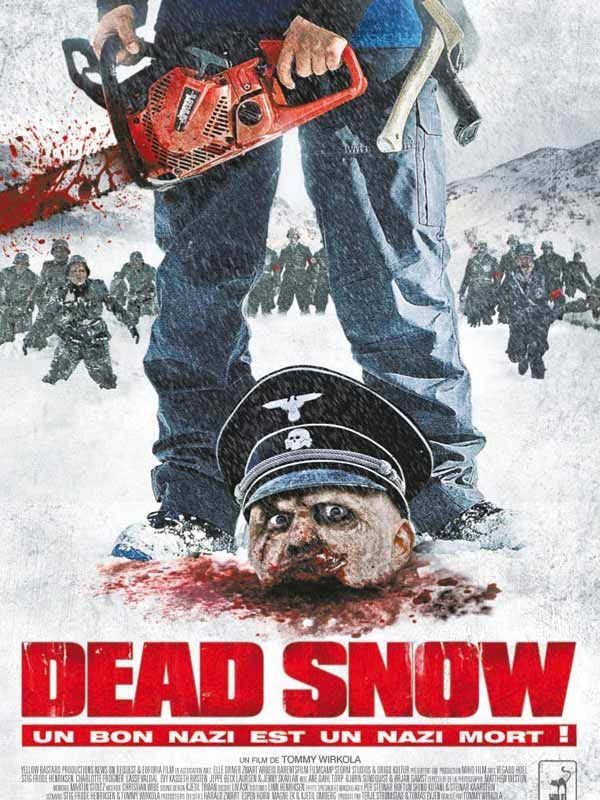 Affiche de Dead Snow avec une tête de sale nazi coupée, tombée au sol devant celui qui l’a salement découpé à la tronçonneuse et comportant la tagline suivante : « Un bon nazi est un nazi mort », soit juste la base.