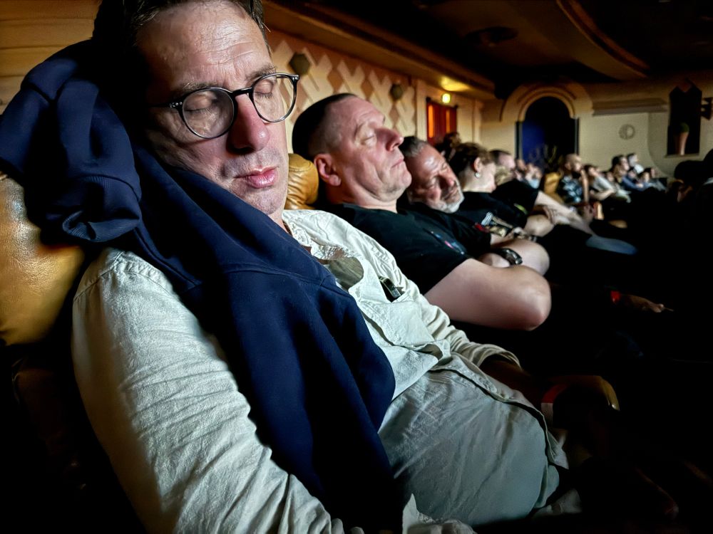 Une ribambelle de cinéphiles pionçant éreintés de leurs aventures à la Nuit Nanarland