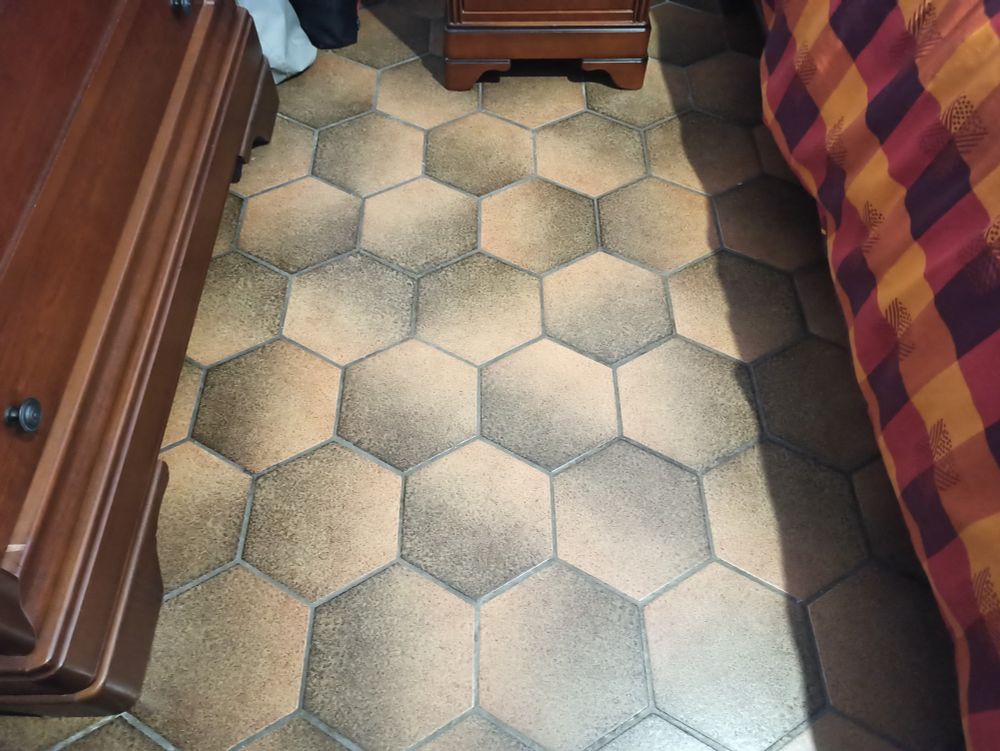 A photo showing the hexagonal paved floor of a bedroom.