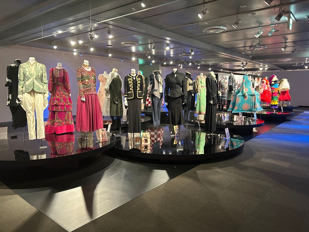 さまざまなテレビ出演時のドレス