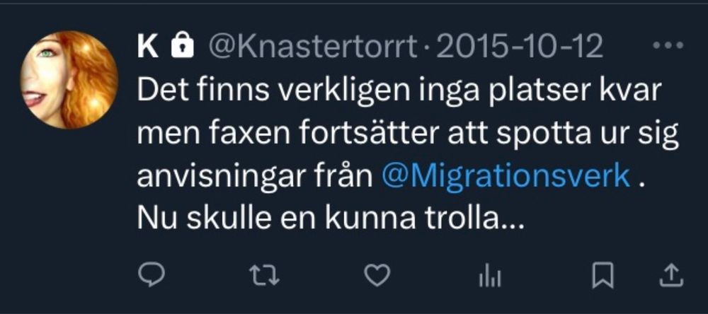Bild från en tweet jag skrev för precis tio år sedan med texten: ”Det finns verkligen inga platser kvar men faxen fortsätter att spotta ur sig anvisningar från migrationsverket. Nu skulle en kunna trolla…” 