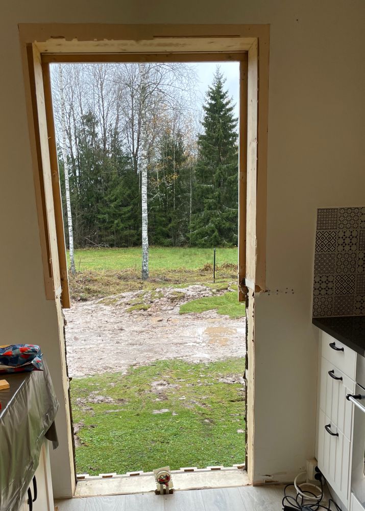 Bild på ett hål i väggen i ett kök där en altandörr ska passa in. 