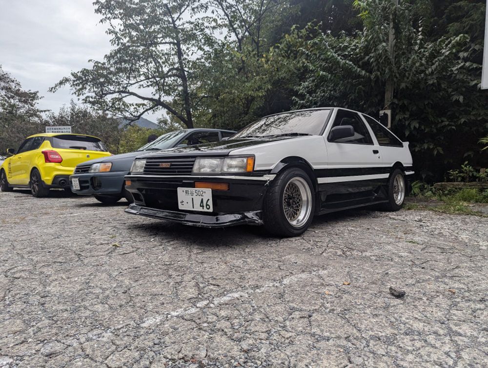 White AE86 Levin in the parking lot of Sadamine Teahouse. 