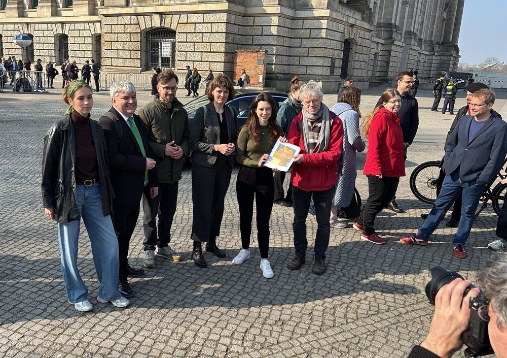 Mitglieder von Scientists for Future übegeben den Appell von über 13.000 Wissenschaftler:innen an Abgeordnete des Bundestages.