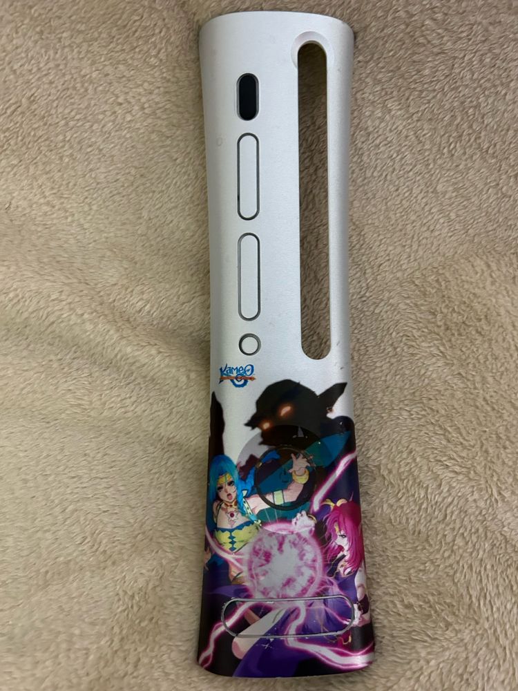 A silver Xbox 360 faceplate with art of Kameo, Kalus and Thorn.