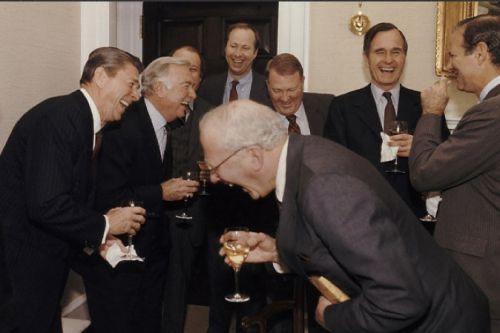 das foto auf dem sich einige "konservative" ehemalige us präsidenten und andere alte weiße reiche männer champagner haltend acheckig lachen 