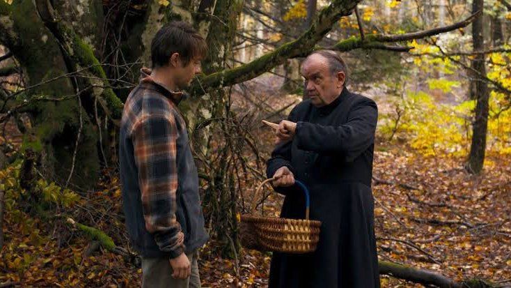 『ミゼリコルディア』、キノコ狩りでバッタリ出くわした主人公と神父が話している。